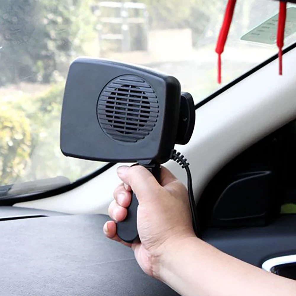 Grejač za auto korišćen u ruci za odmagljivanje vetrobrana